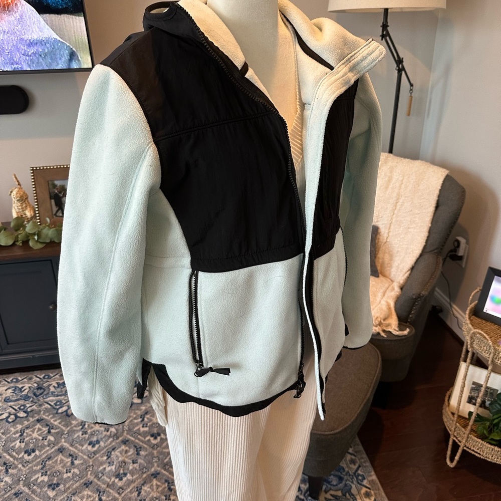 The North Face Women's Black and Cream Ski Jacket